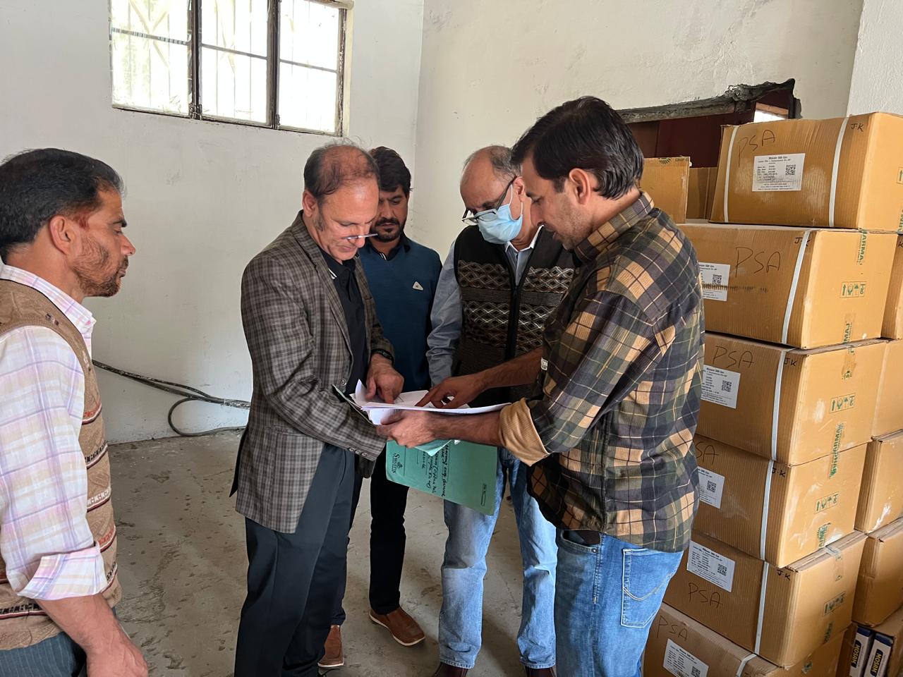 Director Law Enforcement J&K along-with team inspects pesticide, fertilizer dealers in Central & South Kashmir