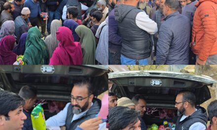 Tehsildar Kupwara salutes Ehsaas Foundation, Greater Shah-re-Khaas for fire victims relief