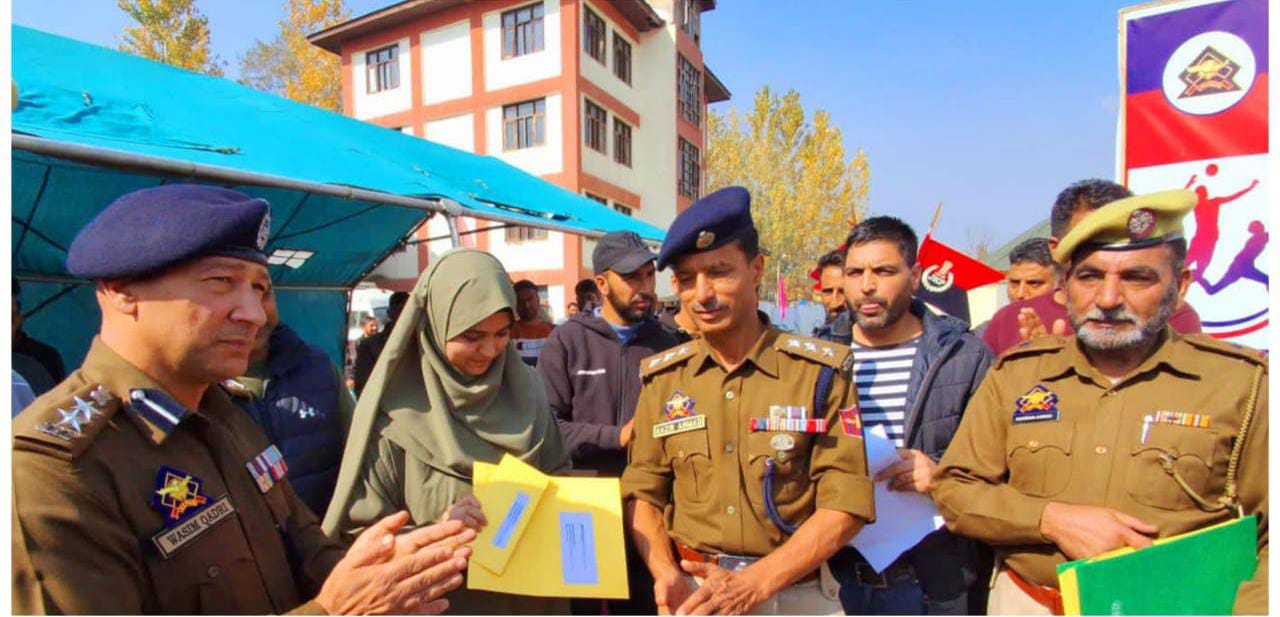 PoliceFlagDayWeek-2024: Ganderbal Police felicitated wards of police martyrs at DPL Ganderbal for achieving excellence in academics.