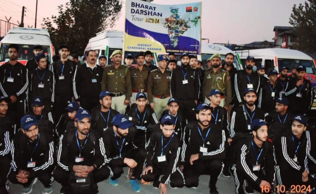 SSP Ganderbal flags off group of students for Bharat Darshan Tour