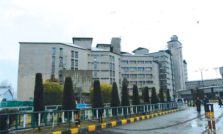 SKIMS Soura Fixes Schedule for People’s Visit, Bans Food Items Inside Premises