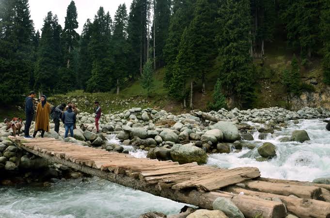 Tourist dies, another injured after falling at Doodhpathri, Budgam