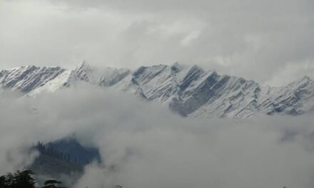 Light snowfall in higher reaches of Kashmir