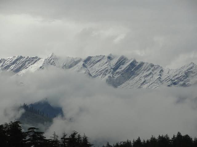 Light snowfall in higher reaches of Kashmir