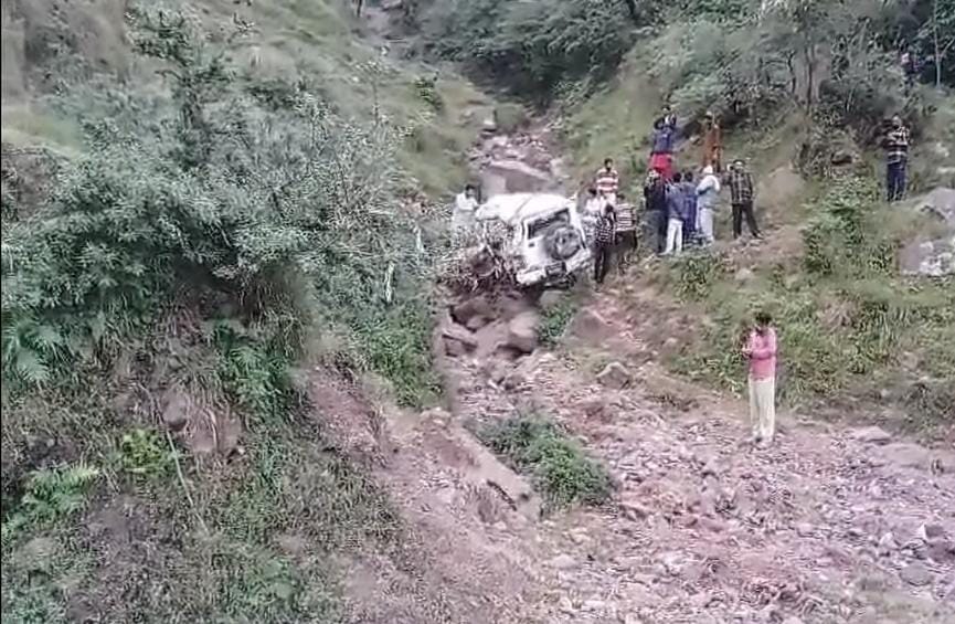 3 people killed as vehicle falls into gorge in Reasi