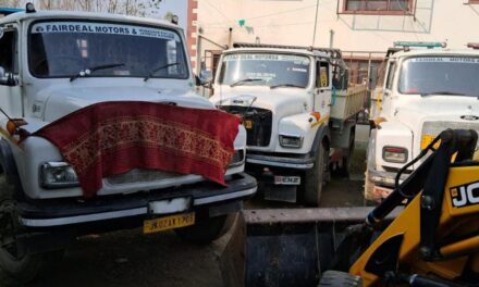 Police seizes 07 vehicles, arrests 7 drivers for illegal extraction & transportation of minerals in Sopore