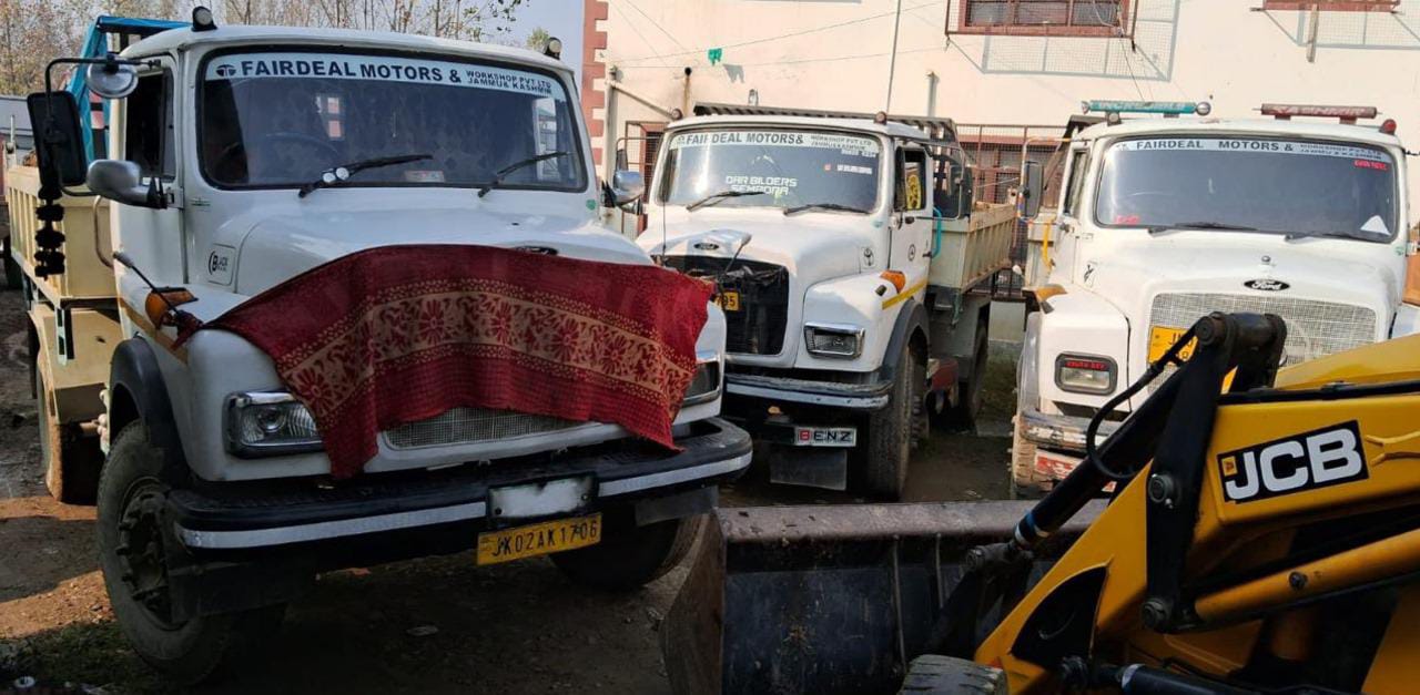 Police seizes 07 vehicles, arrests 7 drivers for illegal extraction & transportation of minerals in Sopore