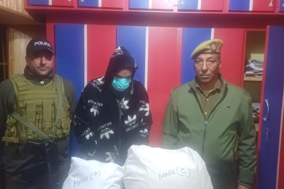 Ganderbal Police arrested notorious drug peddler and seizes contraband substance.