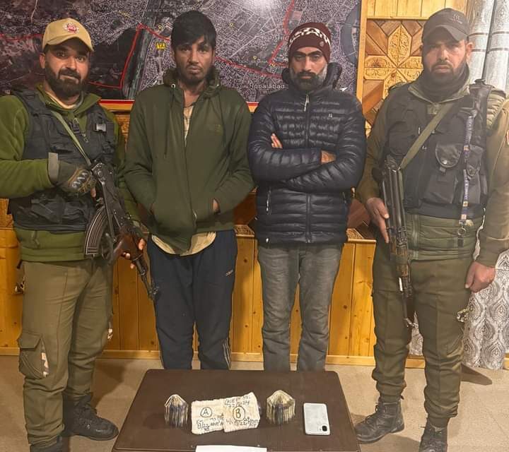 Police arrests 02 drug peddlers in Srinagar; Contraband substance, cash recovered