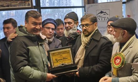 Cabinet Minister Satish Sharma Awards Gulistan News, Received by Bureau Head Kashmir Saleem Wani