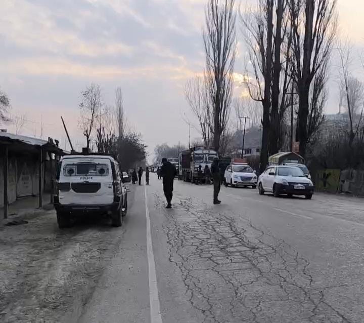 Traffic Suspended on Srinagar-Baramulla Highway After Suspicious bag Found