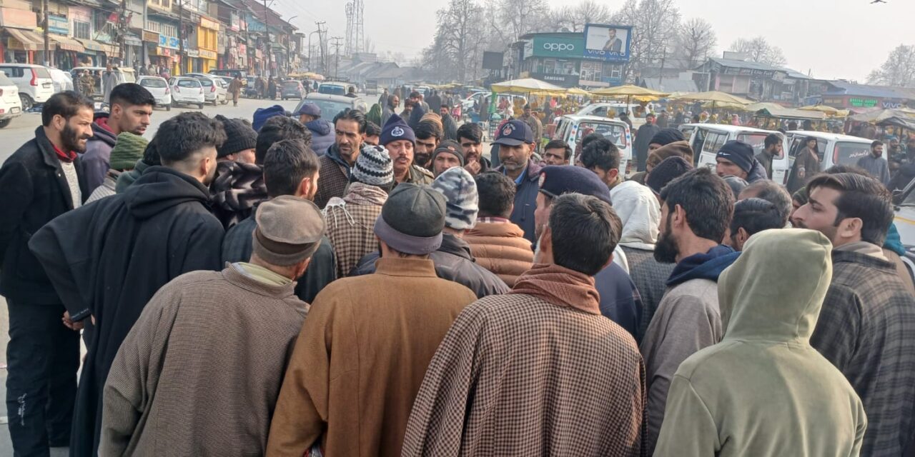 Traffic police Kulgam launches special drive against wrong parking in Qazigund