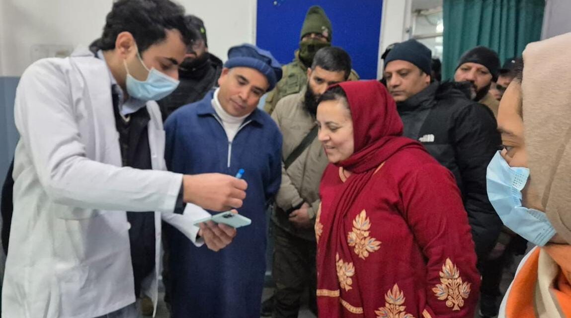 Sakeena Itoo Conducts Surprise Inspection Of JLNM Hospital, Reviews Medical Facilities