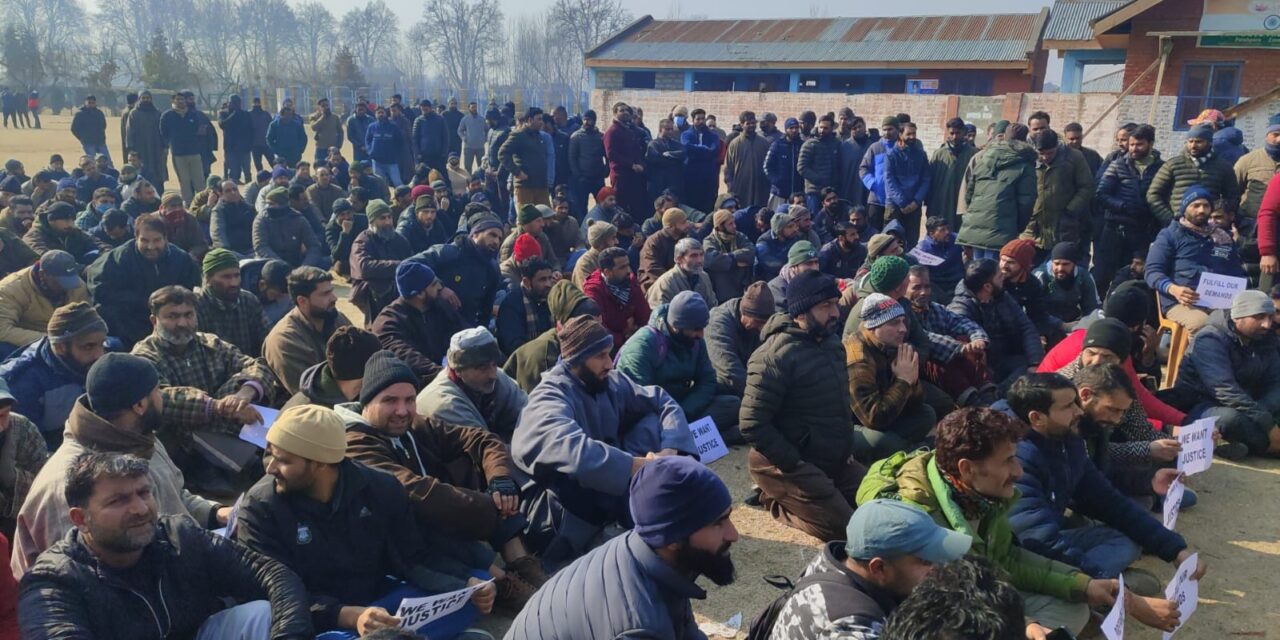 Ganderbal PDL/TDL Workers Divided Over Seniority List, Protest Continues