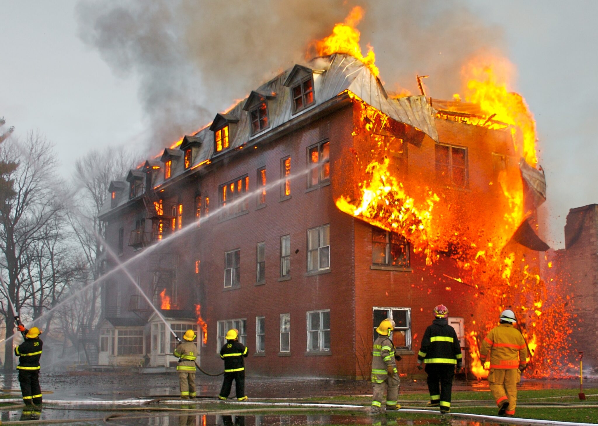 Fire damages residential-cum-shopping complex in Baramulla