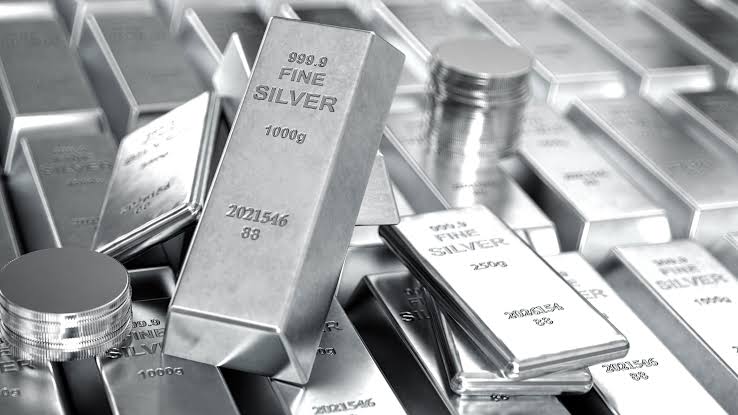 Silver prices breach Rs 4 lakh per kg mark in futures trade amid strong global cues