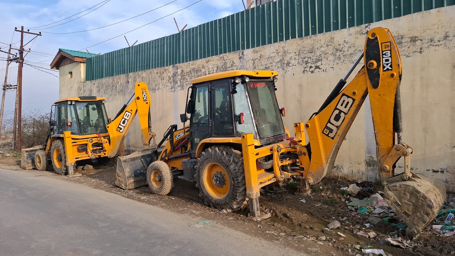 J&K Police seizes 02 JCBs involved in illegal mining in Shopian