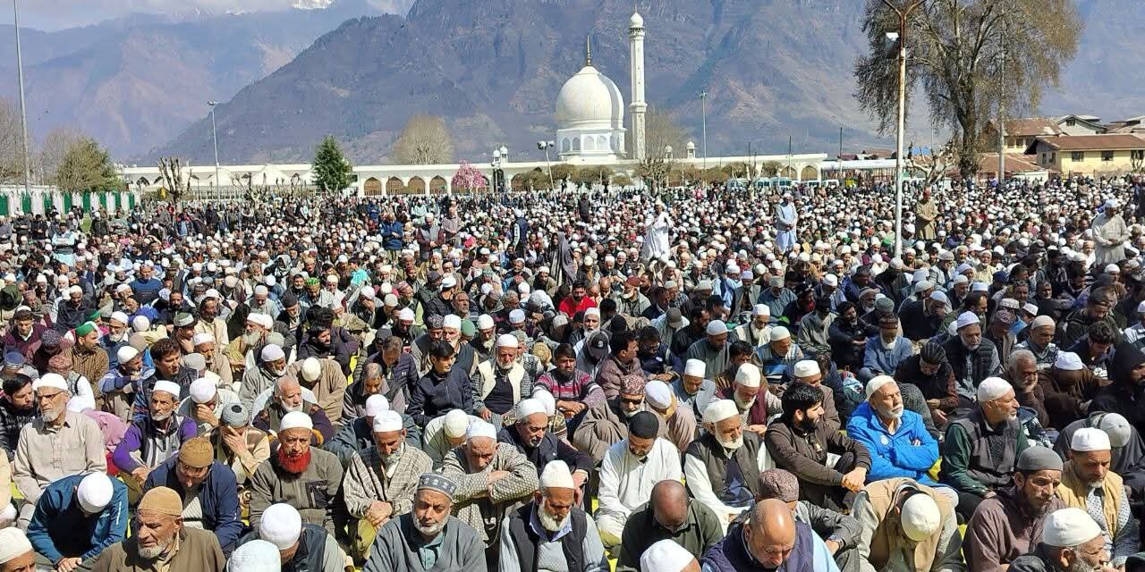 One Lakh Devotees Throng Hazratbal Shrine for Jumat-ul-Vida Prayers