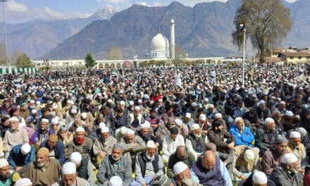 One Lakh Devotees Throng Hazratbal Shrine for Jumat-ul-Vida Prayers