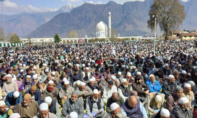 One Lakh Devotees Throng Hazratbal Shrine for Jumat-ul-Vida Prayers
