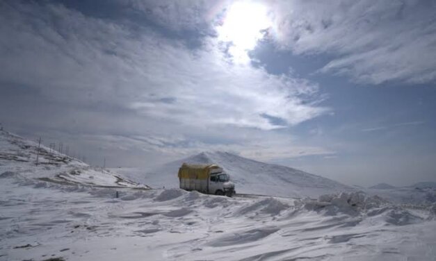 Gurez valley cut off after heavy snowfall, authorities suspend traffic on key routes