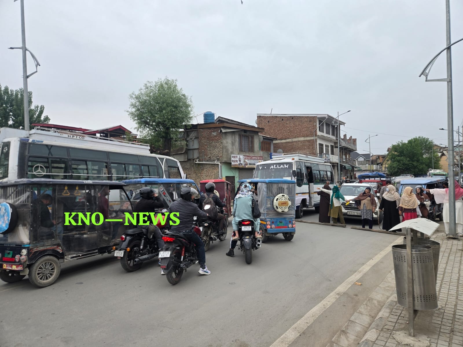 Batmaloo women block road over water shortage, seek immediate restoration of supply