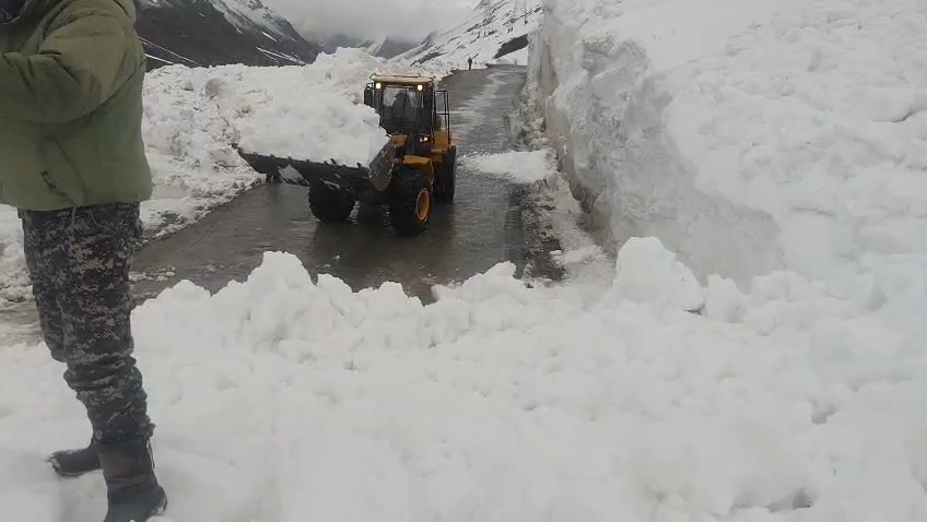 Avalanche Hits Vehicles at Zojila’s Shaitan Nallah