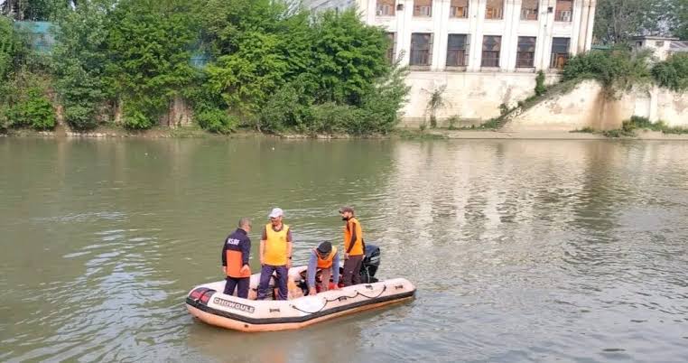 Man jumps into Jhelum from Srinagar’s Budshah bridge, rescued