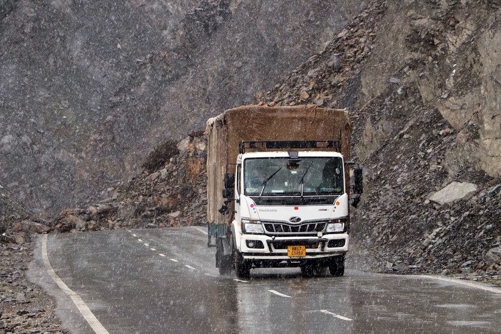 SSG Road Opened for Two-Way Traffic After Snow Clearance: Div Com Kashmir Issues Advisory