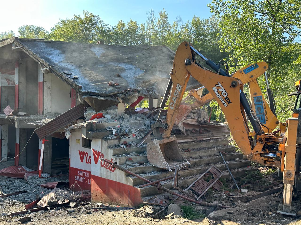 Police Demolishes Commercial Complex Worth ₹1 Crore Belongs to Drug Peddler in Anantnag