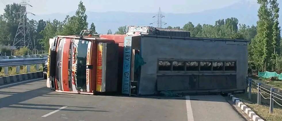Truck Carrying Poultry Overturns Near Khudwani Bypass, Hundreds of Birds Die
