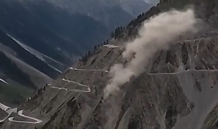 Truck skids off road on zojila Pass.720P HD