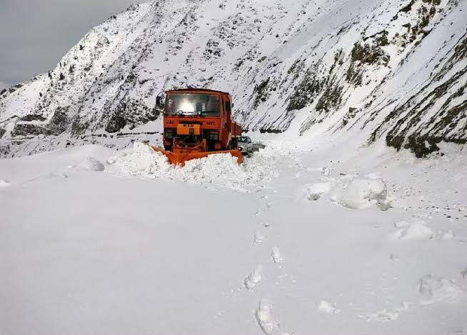 Mughal Road Closed Amid Fresh Snowfall In Upper Reaches