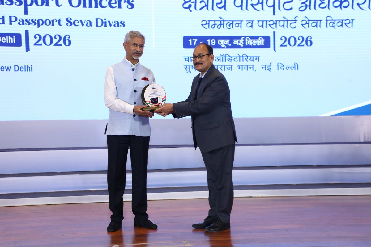 Regional Passport Office Srinagar Bags Best Passport Office Award;External Affairs Minister Confers Prestigious ‘Passport Seva Puraskar’ to Regional Passport Officer at New Delhi Conference