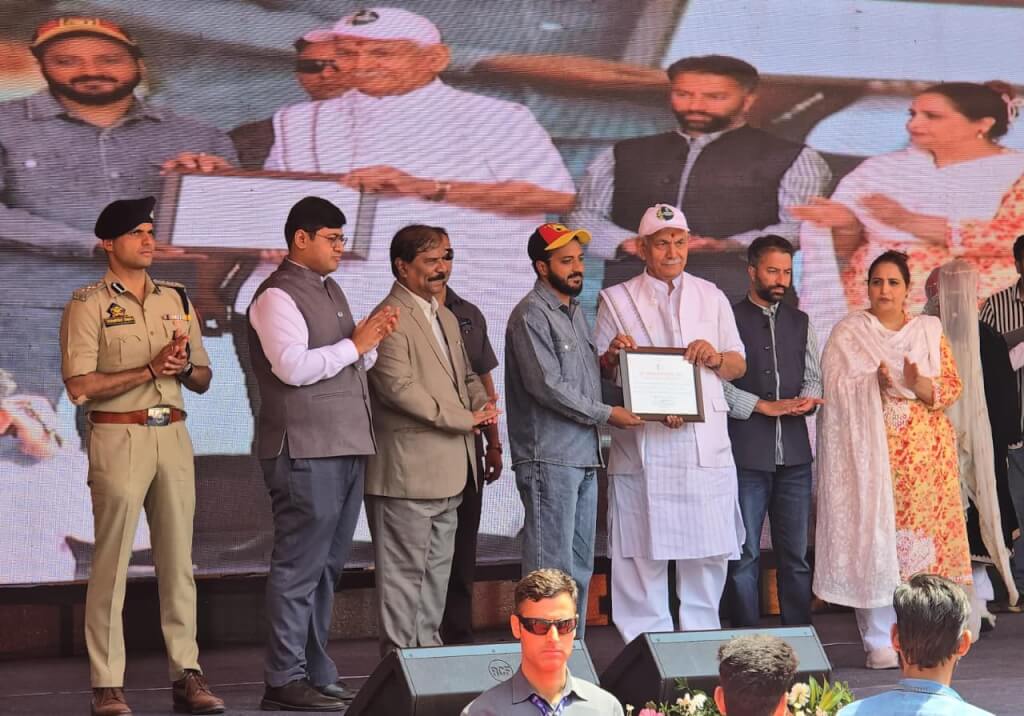 LG Manoj Sinha Honours Asian Nama Editor-in-Chief Ehsaan Yousf at Mega Anti-Drug Padyatra in Ganderbal