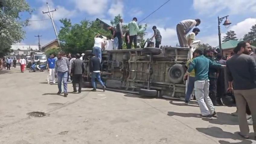 Road Mishap in Tangmarg Leaves Two Tourists, Driver Injured