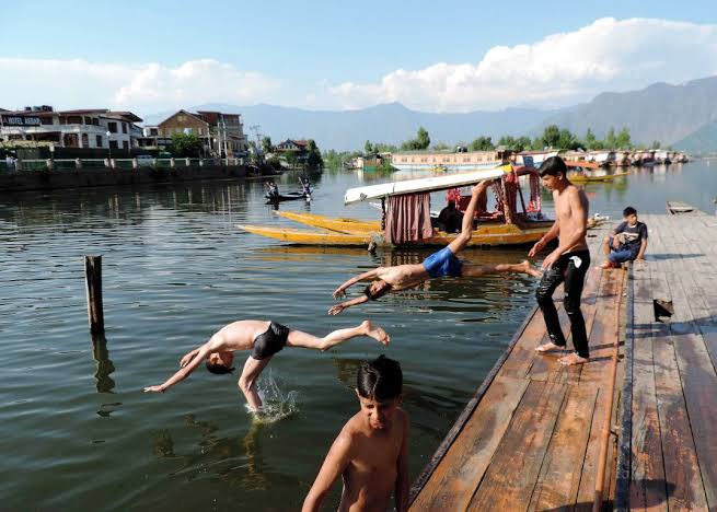 RTO Kashmir Advises Public to Avoid Office Visits Amid Heatwave, Launches WhatsApp Assistance