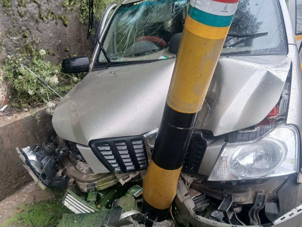 Five Injured After Vehicle Hits Electric Pole at Hayan Bridge in Ganderbal