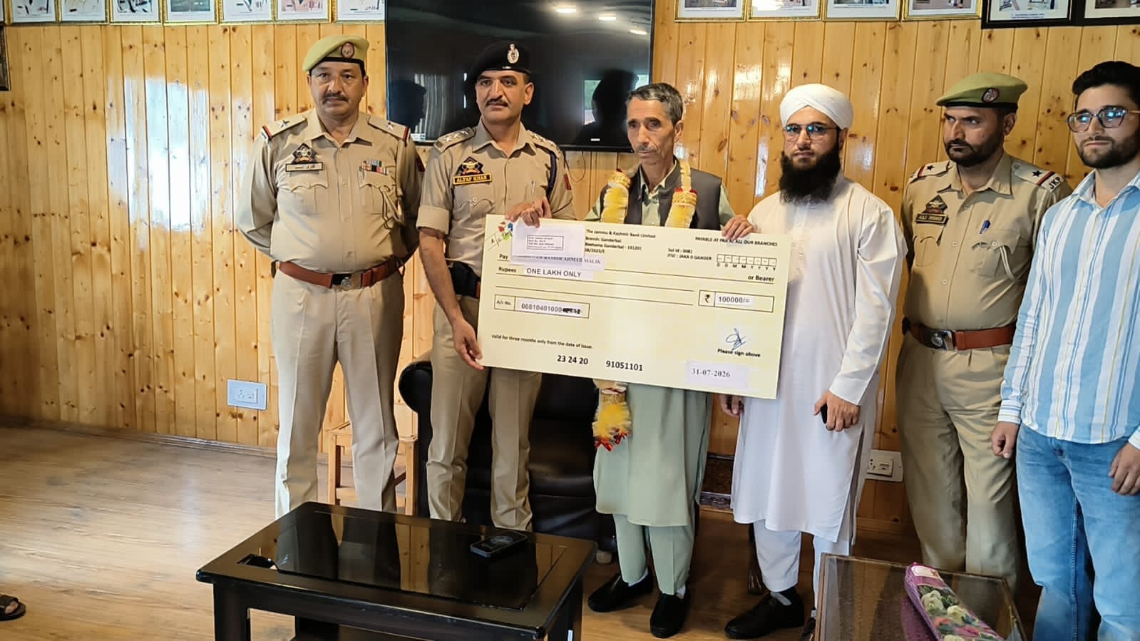Police accords farewell to retiring official in Ganderbal