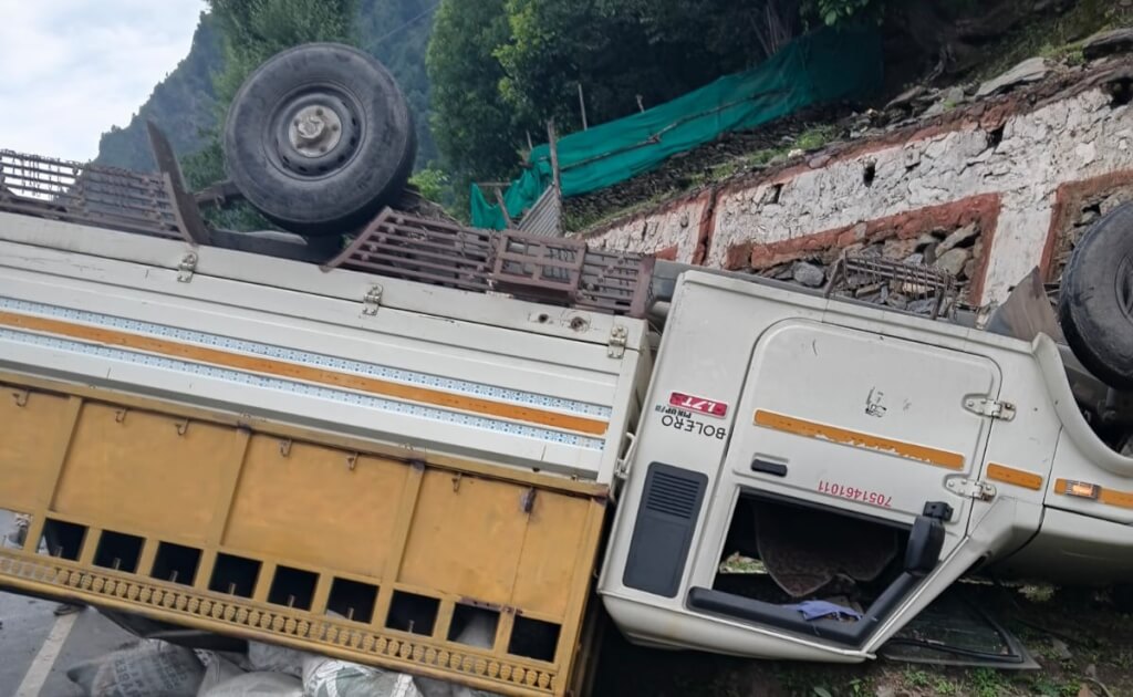 Tata Mobile Overturns on SSG Road in Ganderbal, No Injuries Reported