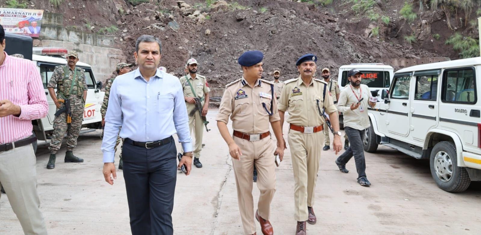 DC Ramban visits NH-44, inspects restoration work at Nashri, other locations;Reviews SANJY arrangements at Langars, Yatri Niwas Chanderkote