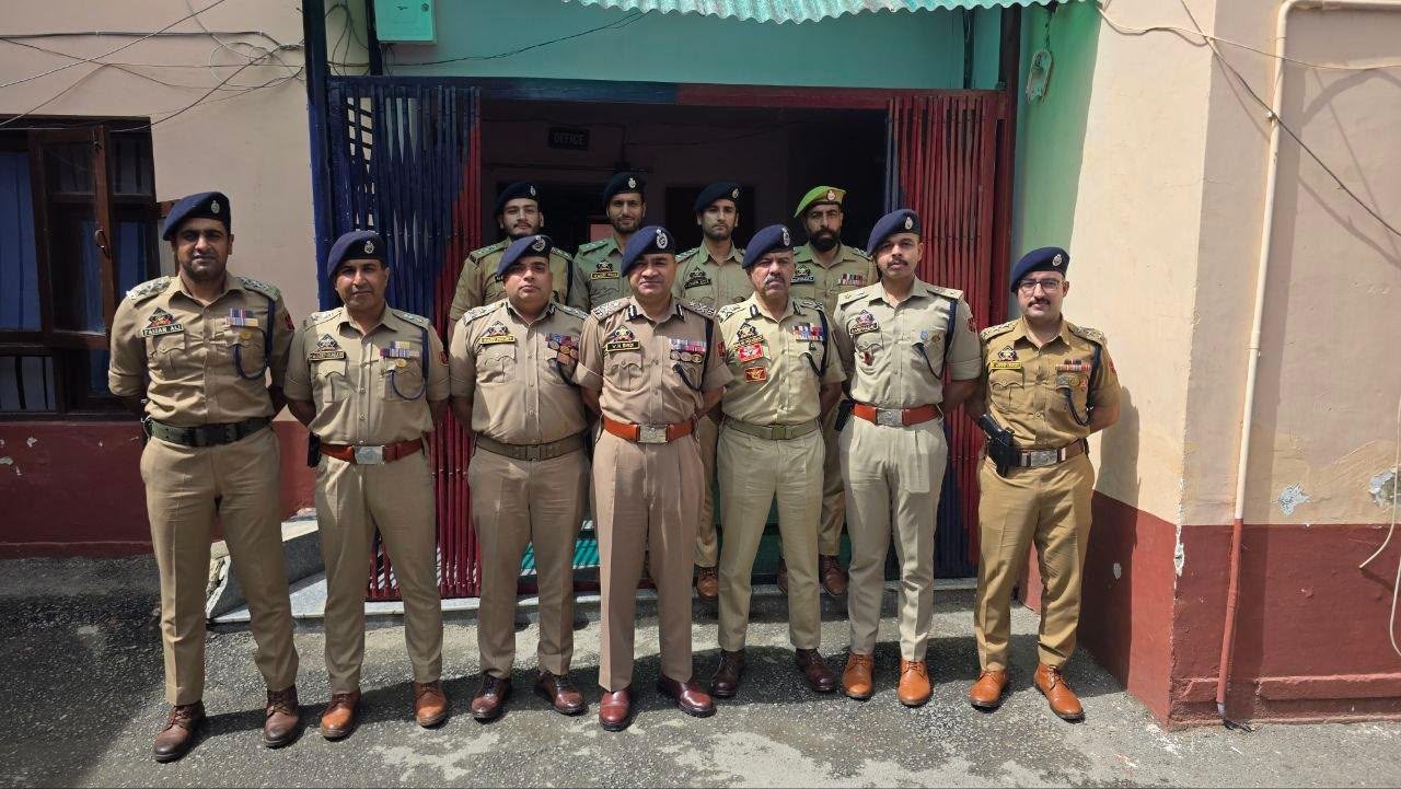 DGP Nalin Prabhat Reviews Security Operations Along Faultlines in Central Kashmir