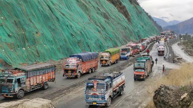 Heavy rain halts traffic on Jammu-Srinagar highway
