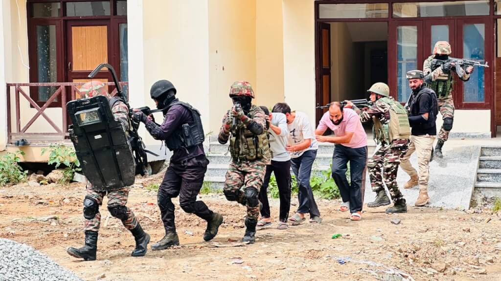 Ganderbal Police Conduct Joint Mock Drill at Wandhama Pandit Colony to Strengthen Urban Response During SANJY-2026