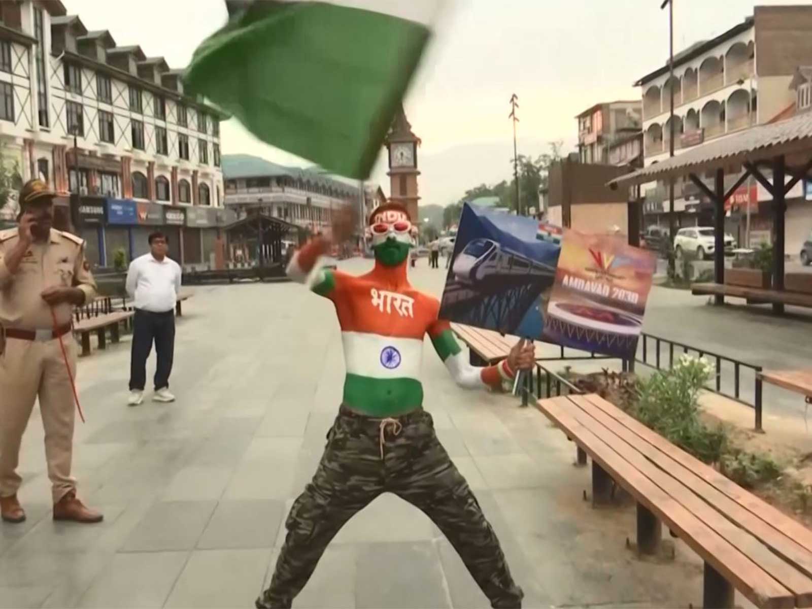 Ahmedabad tourist paints body in tricolour, celebrates Independence Day at Srinagar’s Lal Chowk