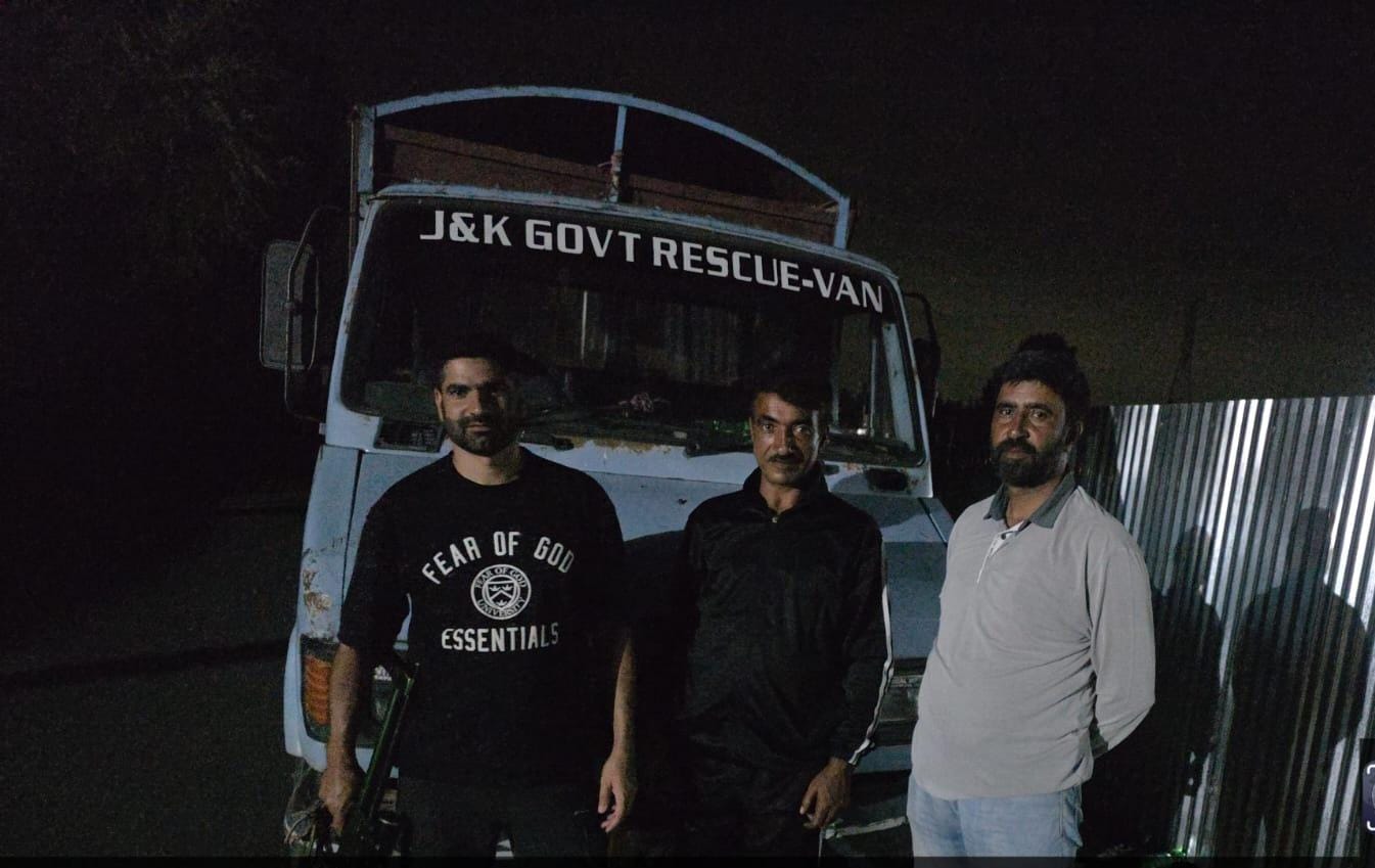 Leopard Spotted Roaming in Ganderbal Village, Residents Panic