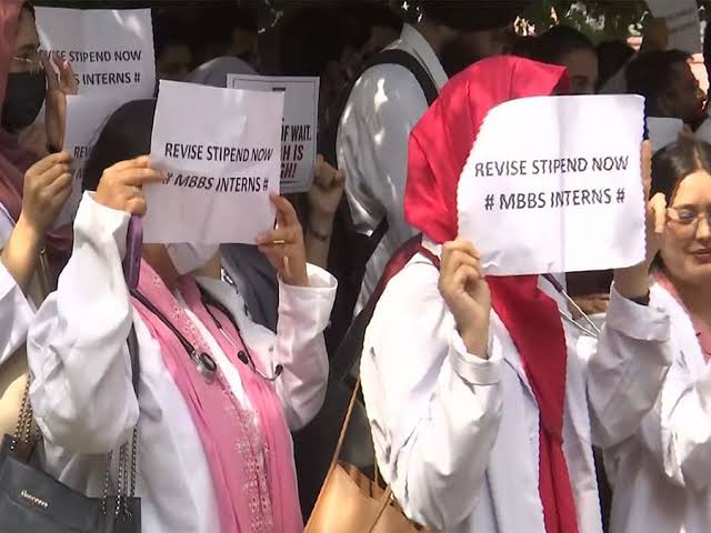 MBBS Interns Across J&K Go On Protest, Demand Stipend Hike From Rs 12,300 To Rs 30,000; JKPCC Chief Karra Writes To CM Omar