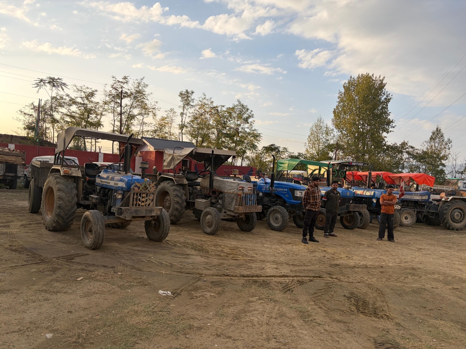 Police in Baramulla Cracks Down on Illegal Sand Mining at Delina; 05 Tractors Seized
