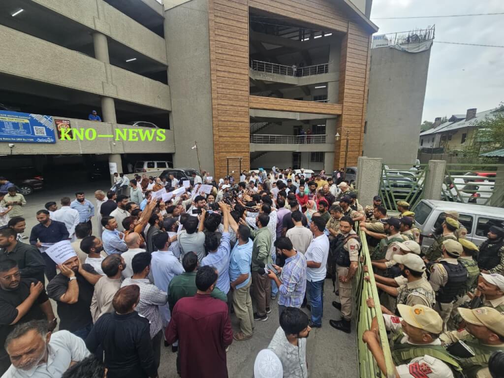 Daily wagers forum protests in Srinagar, seeks regularisation