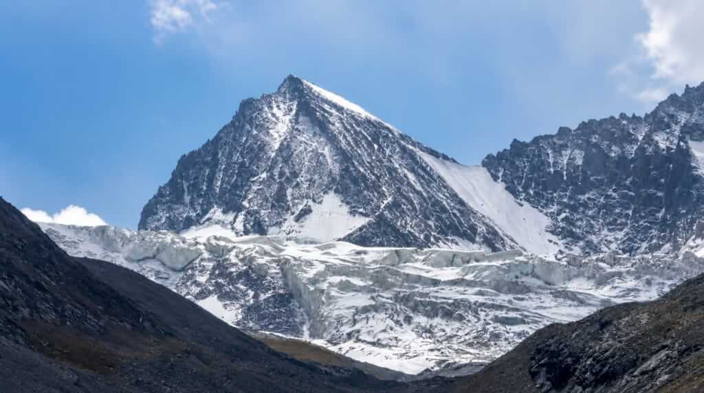 Season’s First Snowfall Hits Higher Mountains of Gumri, Zojila